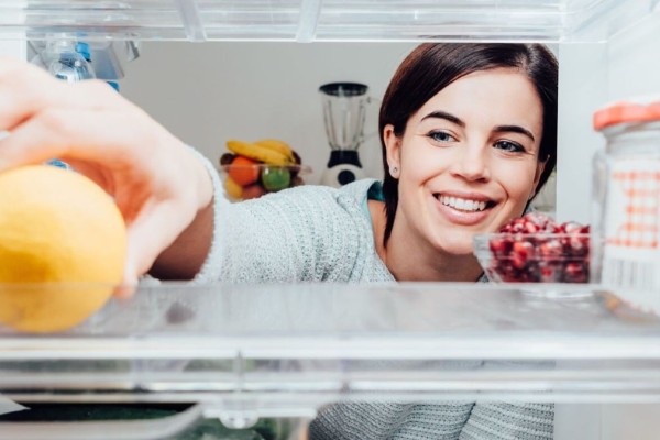 Πεντακάθαρο ψυγείο με ένα λεμόνι: Το κόλπο καθαρισμού που ελάχιστοι γνωρίζουν