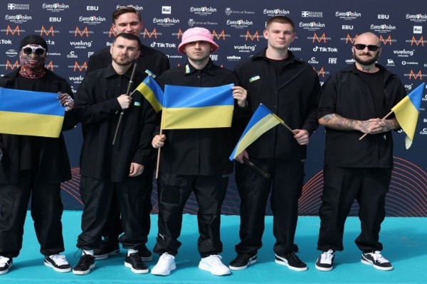 Ουκρανία: Μετά το θρίαμβό του στη Eurovision, το συγκρότημα Kalush Orchestra θα κάνει περιοδεία στην Ευρώπη για να συγκεντρώσει χρήματα για τις ουκρανικές ένοπλες δυνάμεις