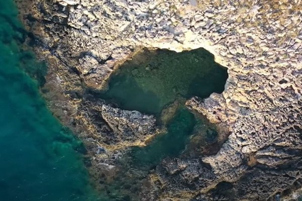 Κακιά θάλασσα: Το νησί με τη φυσική πισίνα σε απόσταση αναπνοής από το κέντρο της Αθήνας! (video)
