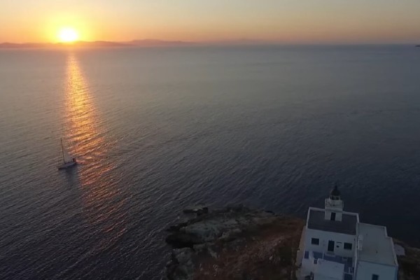10 ευρώ την ημέρα, 40 λεπτά από την Αττική: Το «μαγικό» νησί για να περάσεις τις διακοπές σου (Video)