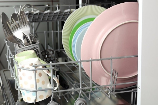 Μυρίζει άσχημα το πλυντήριο πιάτων; Μόνο με αυτόν τον τρόπο «εξαφανίζεται» η δυσοσμία!