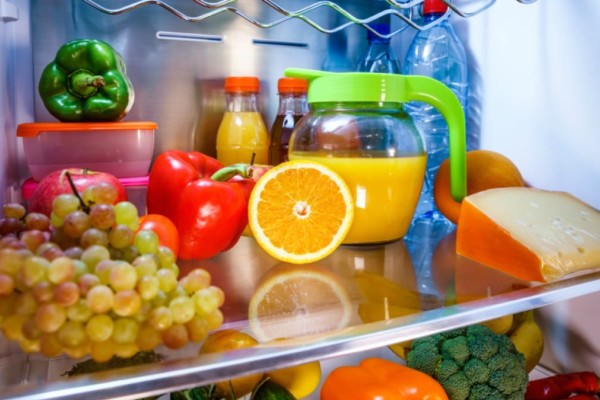 Σωτήριο κόλπο: Δείτε τι θα συμβεί αν βάλετε στο ψυγείο σας ένα κομμένο πορτοκάλι