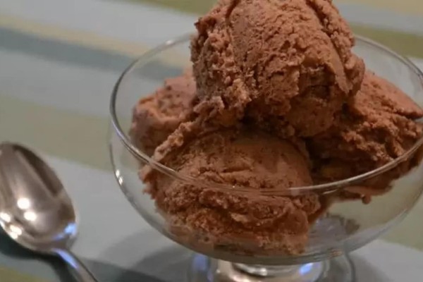 Ήρθε η ώρα της απόλαυσης: Το πιο νόστιμο και εύκολο παγωτό σοκολάτα με μόνο 2 υλικά