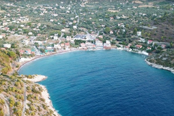 Μία ανάσα από την Αθήνα: Η παραλία που πρέπει οπωσδήποτε να επισκεφτείτε