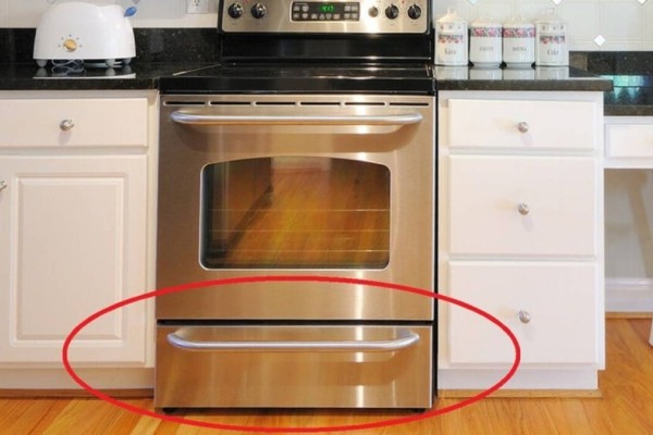 Αποκλείεται να το ξέρατε: Δείτε σε τι χρησιμεύει το συρτάρι κάτω από τον φούρνο σας!