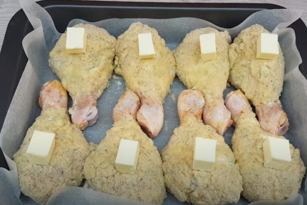 Μπουτάκια κοτόπουλου στο φούρνο με πρωτότυπο πανάρισμα - Αυτό το υλικό κάνει τη διαφορά στη συνταγή