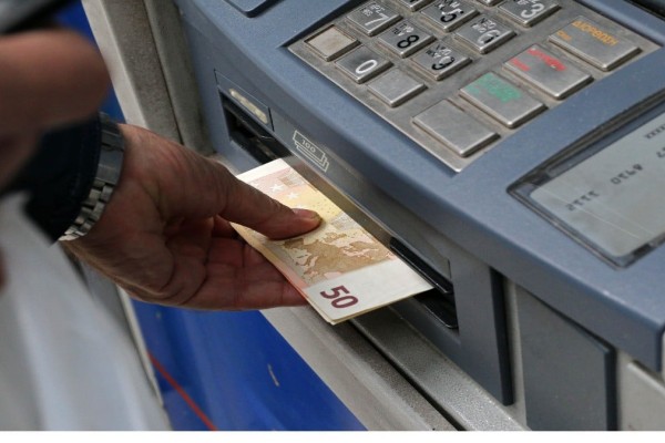 Μεγάλη «μαγκιά» από τις τράπεζες στα ΑΤΜ με τα βαμμένα χαρτονομίσματα – Βάζουν τέλος στους απατεώνες!