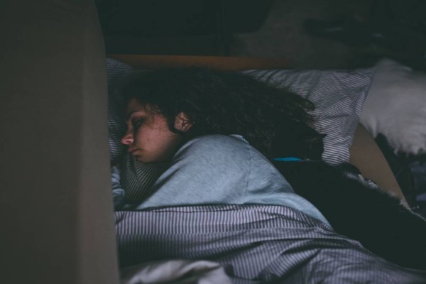 Κοιμάστε με αναμμένο φως; Έτσι αυξάνεται ο κίνδυνος παχυσαρκίας, διαβήτη και υπέρτασης