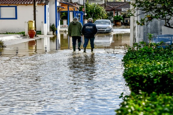 Αιφνίδιες πλημμύρες και μήνυμα από το «112» φέρνει η κακοκαιρία Genesis - «Μην μετακινείστε άσκοπα» (video)