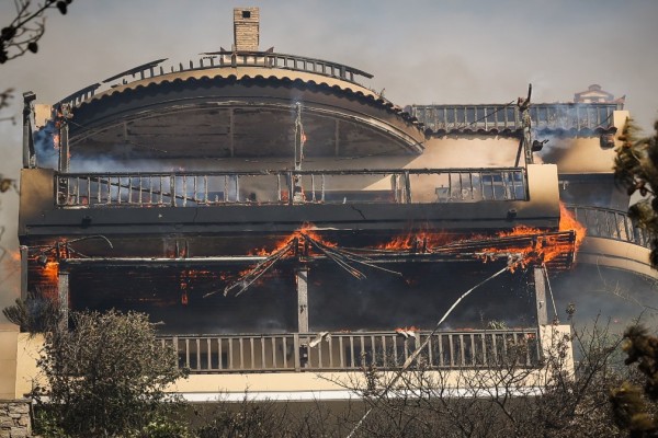 Φωτιά στη Γλυφάδα: Κάηκαν τα πρώτα σπίτια στο Πανόραμα Βούλας - Μήνυμα  του 112 για εκκένωση από τους κατοίκους (video)
