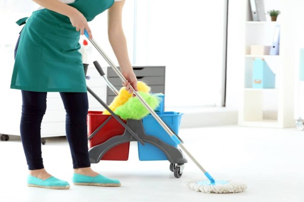 Η λύση βρέθηκε: Ο πιο σωστός και εύκολος τρόπος για σφουγγάρισμα του σπιτιού σας μετά από πάρτι