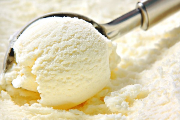 Μαμαδίστικο παγωτό βανίλια με ζαχαρούχο γάλα και άλλα 3 υλικά