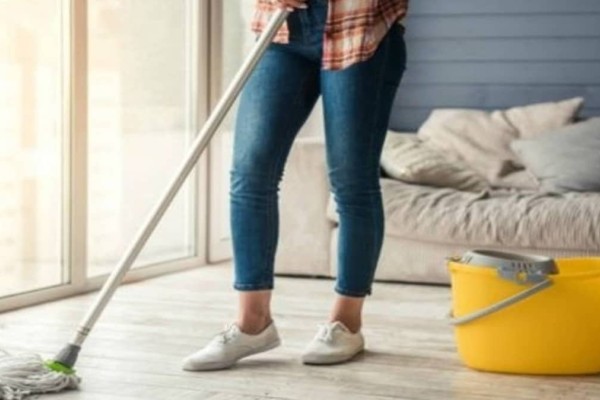 Όσα πρέπει να κάνετε για να μοσχομυρίζει για ώρες το σπίτι σας μετά το σφουγγάρισμα!
