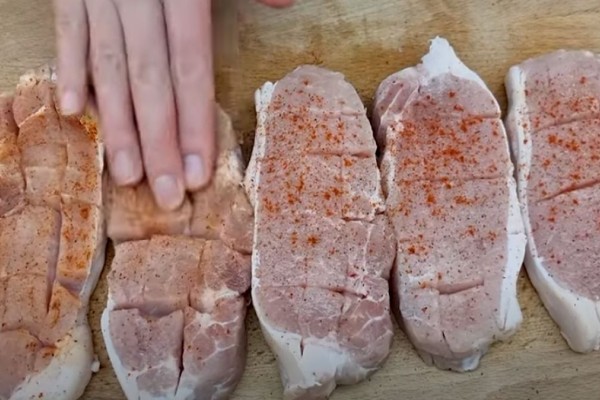 Έκοψε το κοτόπουλο σε φέτες και τις άπλωσε στο ταψί - Μετά τις άλειψε με κάτι που θα σας τρέξουν τα σάλια (video)