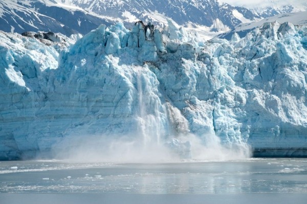 Αλάσκα: Κρουαζιερόπλοιο συγκρούστηκε με παγόβουνο – Το συγκλονιστικό βίντεο που τράβηξε τρομοκρατημένος επιβάτης!