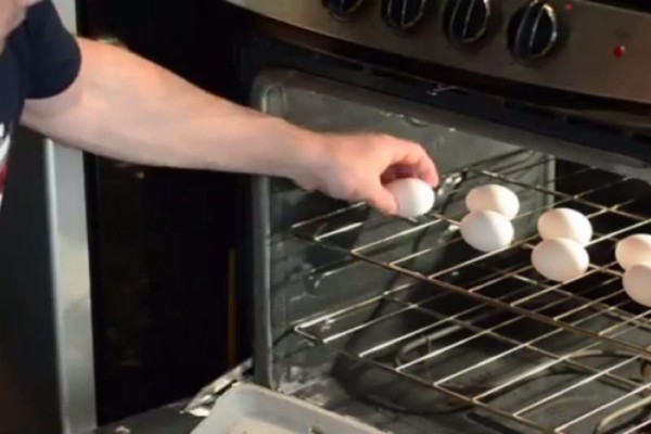 Τοποθετεί αλουμινόχαρτο στο φούρνο και βάζει τα αυγά από πάνω: Το Αποτέλεσμα; Φανταστικό!