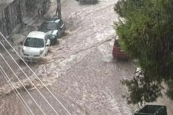 Χαλασμός στο κέντρο και στα νότια προάστια της Αθήνας – Ποτάμια οι δρόμοι στου Ζωγράφου και στην Ηλιούπολη