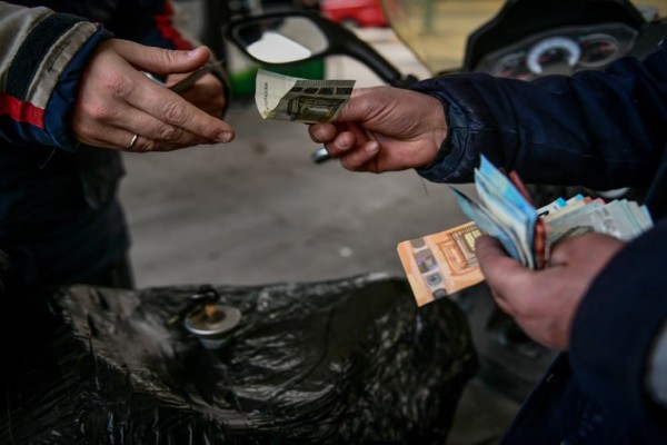 «Φρένο» στο ράλι βενζίνης και πετρελαίου: Έρχεται τον Ιούλιο το «Fuel Pass 2» με επίδομα έως και 60 ευρώ - Τα νεότερα για την ενίσχυση του καλοκαιριού (video)