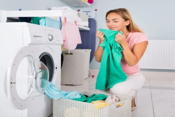 Καλοκαιρινά ρούχα: Το κόλπο για αποτελεσματικό πλύσιμο στο πλυντήριο ανάλογα με τη σύνθεσή της