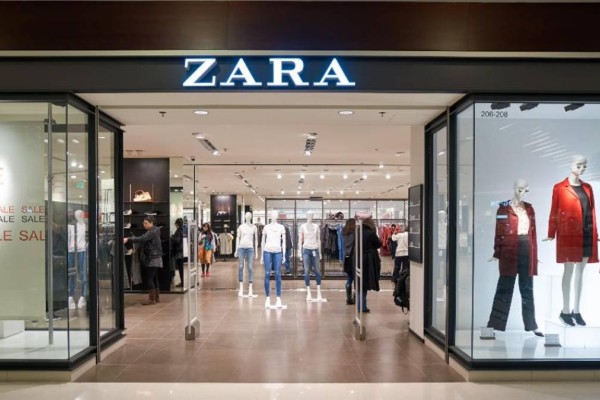 Το απόλυτα καλοκαιρινό φλοράλ φόρεμα από τα Zara με 29,95 ευρώ – Συνδυάζει ρομαντισμό με φινέτσα