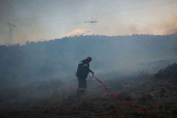 Φωτιά στη Βούλα: Βελτιωμένη η κατάσταση! Ολονύχτια μάχη από επίγειες δυνάμεις - Φόβοι για αναζωπυρώσεις και τεράστιες υλικές ζημιές (photo-video)