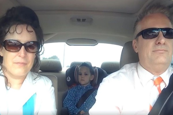 Μια μάνα άφησε τoν γιο της με την γιαγιά και τον παππού - Δεν περίμενε να κάνουν αυτό μέσα στο αυτοκίνητο...