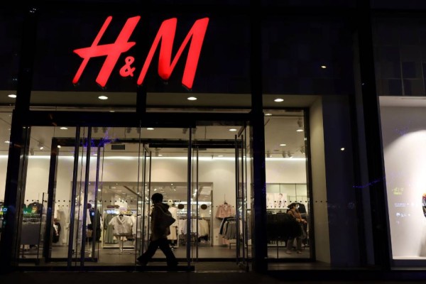 Τρία κίτρινα φορέματα από τα H&M που δεν πρέπει να χάσεις