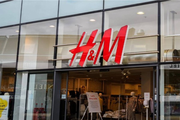 Total white εμφανίσεις - 3 φορέματα των H&M που θα αποτελέσουν την απόλυτη καλοκαιρινή τάση!