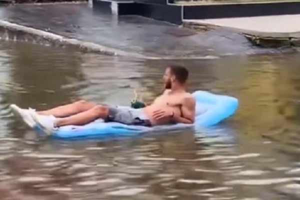 Κατερίνη: Με στρώμα θαλάσσης και κοκτέιλ βόλτα στους πλημμυρισμένους δρόμους – Το βίντεο που έγινε viral!