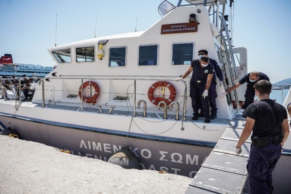 Θρίλερ στη Θεσσαλονίκη: Δύο νεκροί μετά την πτώση αυτοκινήτου στη θάλασσα – Ήταν δεμένοι με χειροπέδες (video)