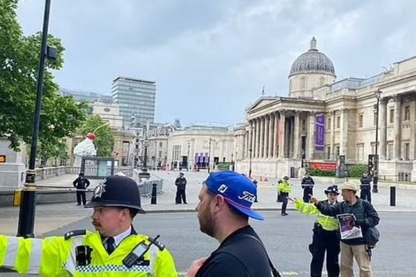 Τρόμος στο Λονδίνο: Σήμανε συναγερμός - Εκκενώθηκε πλατεία λόγω ύποπτου πακέτου (video)
