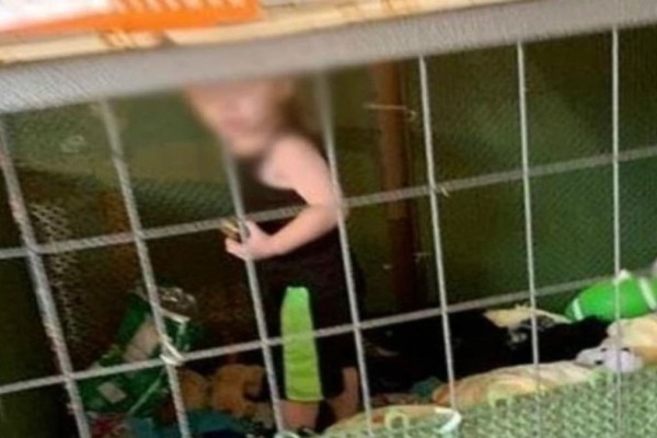 Φρίκη: 18 μηνών παιδάκι βρέθηκε κλειδωμένο σε κλουβί μαζί με ποντίκια και φίδια!