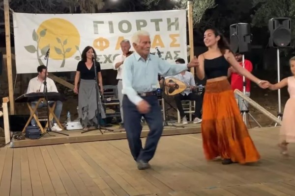 Το λέει η περδικούλα του: 89χρονος παππούς στη Σχοινούσα χορεύει με την εγγονή του και γίνεται viral (Video)