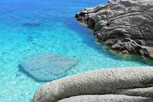 Σεϋχέλες... όνομα και πράμα: Γαλάζια νερά, λευκή άμμος και επιβλητικά βράχια - Η εξωτική παραλία «όνειρο» της Ικαρίας!