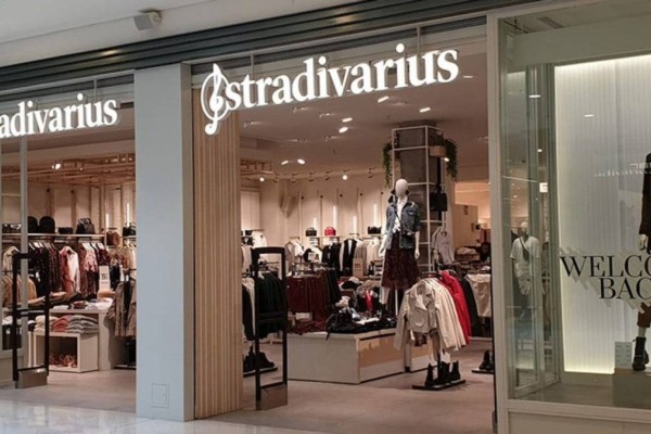 Το sexy φόρεμα από τα Stradivarius με τιμή ΣΟΚ - Κοστίζει μόνο 19,99 €!