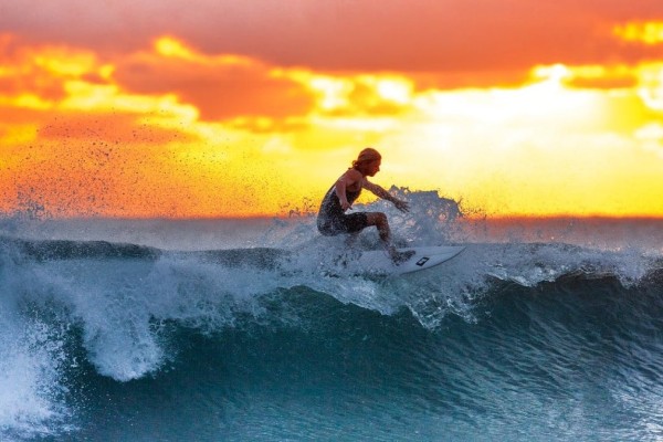 Γίνε και εσύ surfer: Πού θα κάνεις μαθήματα surf στην Αττική