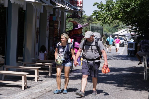 «Έσκασαν» τα ευχάριστα για τον τουρισμό: Αυξήθηκε κατά 377,7% η επιβατική κίνηση στα ελληνικά αεροδρόμια