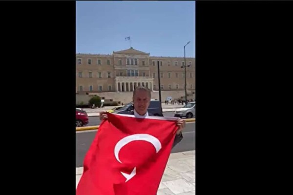 Τούρκος πολιτικός χωρίς ίχνος μεταμέλειας: «Άνοιξα την τουρκική σημαία στο Σύνταγμα, αλλά με κυνήγησαν» (video)