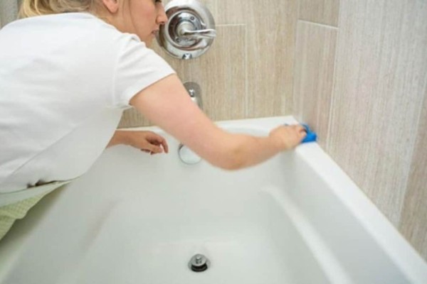 Το απόλυτο μυστικό: Έτσι καθαρίζει η μπανιέρα από άλατα και βρωμιές, στο λεπτό