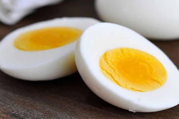 Βραστά αυγά: Καθαρίστε τα με 1 κίνηση με ένα κόλπο που δεν σας πάει το μυαλό
