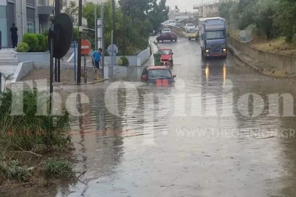 Καιρός – Δραματική εξέλιξη στην Θεσσαλονίκη: Ένα αμάξι σχεδόν «εξαφανίστηκε» – Πτώση μεγάλου δέντρου και δρόμοι ποτάμια