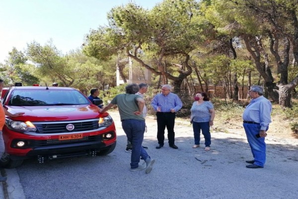 Αυτοψία του Δημάρχου Αμαρουσίου Θεόδωρου Αμπατζόγλου στις εργασίες αποψίλωσης και κοπής επικίνδυνων κλαδιών στην περιοχή της Νέας Λέσβου