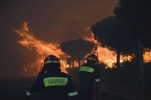 Φωτιά στα Μέγαρα: Πυροσβέστης με αναπνευστικά προβλήματα λόγω του καπνού