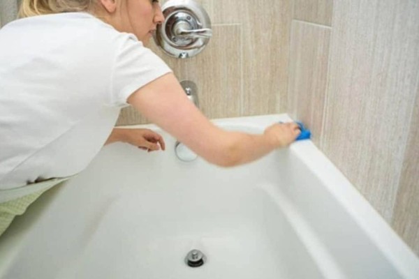 «Εξαφανιζόλ»: Το εύκολο κόλπο για να απομακρύνετε τη μούχλα από το μπάνιο