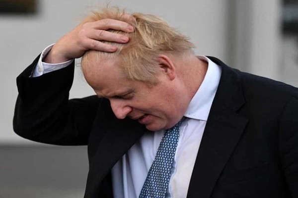 Πολιτικός αναβρασμός στην Βρετανία: Δεδομένη η παραίτηση Μπόρις Τζόνσον από την ηγεσία των Τόρις - Οι «ελιγμοί» του για να παραμείνει πρωθυπουργός