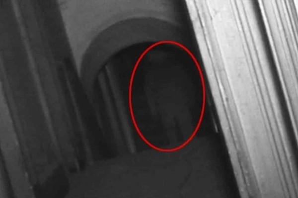 Κάμερα κατέγραψε φάντασμα να περπατάει μέσα σε στοιχειωμένο σπίτι! Η συνέχεια όμως ανατριχιάζει...