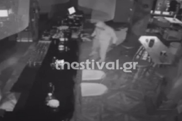 Θεσσαλονίκη: «Χρυσή» διάρρηξη σε μπαρ - Έφυγαν «κύριοι» με το χρηματοκιβώτιο (Video)