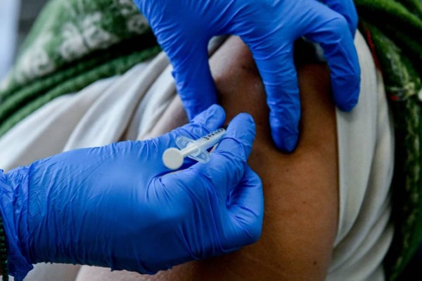 Ξεχάστε τον Οκτώβριο: «Άμεσα η 4η δόση του εμβολίου για τον κορωνοϊό»