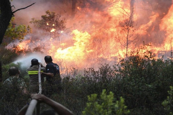 Φωτιά στα Μέγαρα: Φουντώνουν οι φλόγες - Απειλούνται σπίτια