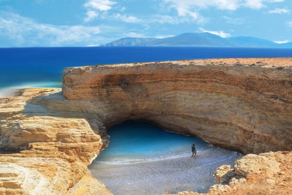 Ένα θαύμα της φύσης στα Κουφονήσια - Η παραλία που θα σε μαγέψει με τα νερά της